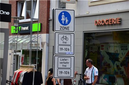 Fahrräder sind abends und nachts erlaubt, E-Scooter nicht.
