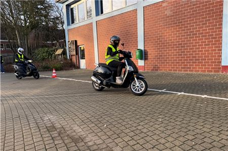 Fahrstunde in der Schule: Die Schüler lernen die Grundlagen des Fahrens. 