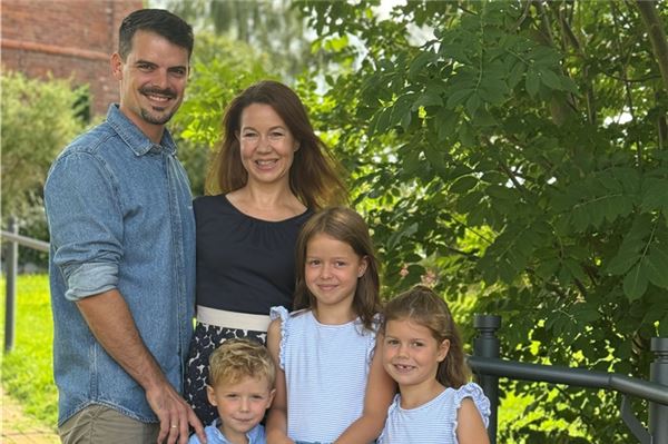 Familie Deneke: Esther Deneke mit ihrem Mann Stefan Scholz-Deneke und den drei Kindern Arthur, Enja und Nora.