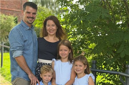 Familie Deneke: Esther Deneke mit ihrem Mann Stefan Scholz-Deneke und den drei Kindern Arthur, Enja und Nora.