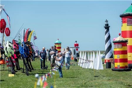 Familienfest der Drachenflieger und ein Highlight für Touristen wie Einheimische: Das Drachenfest in Dornumersiel läuft noch bis Sonntag.