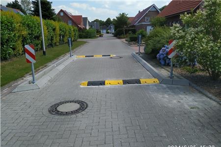 Farblich markierte Bodenschwellen sorgen in der Dortmunder Straße für eine Verkehrsberuhigung. Foto: Stadt Norden