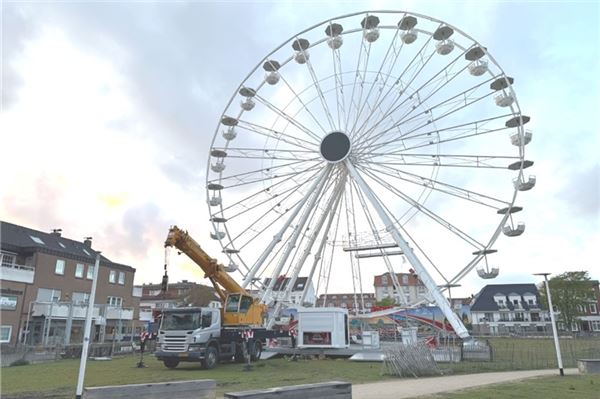 Ein Riesenrad im Stadtzentrum Fast fertig: Ab heute soll das Riesenrad auf dem Theaterplatz geöffnet sein. Foto: Noun