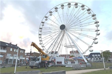 Fast fertig: Ab heute soll das Riesenrad auf dem Theaterplatz geöffnet sein. Foto: Noun