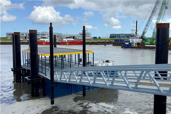Fast fertig: Die Reederei Norden-Frisia baut im Norddeicher Hafen einen Anlegesteg für den E-Kat.