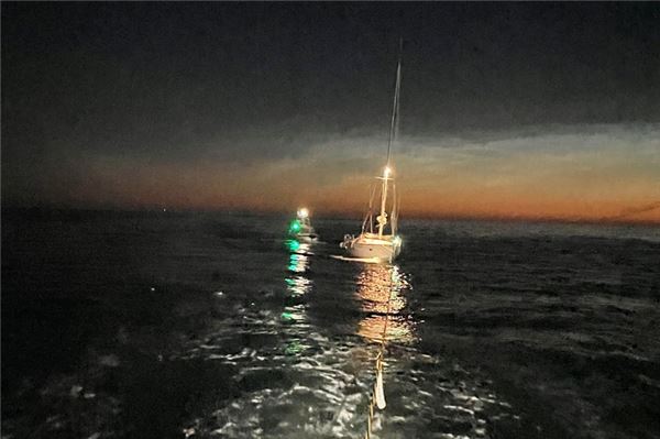 Fast könnte man die Szene romantisch nennen: Die havarierte Yacht an der Leine kurz vor Borkum. Doch es hätte böse ausgehen können.