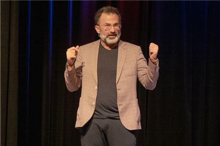 Fatih Çevikkollu lieferte Gesellschaftskritik mit einer Prise an Humor ab. Fotos: Uwe Schneider