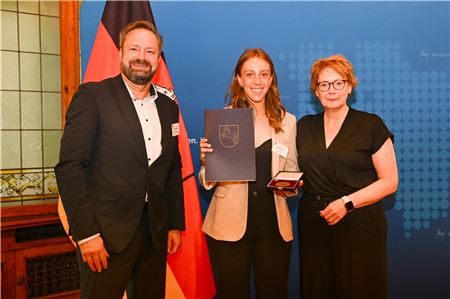 Femke Wilberts, Friesensportlerin aus Norden, erhielt von Landesinnenministerin Daniela Behrens (r.) die Niedersächsische Sportmedaille. Auch André Kwiatkowski, Präsident des Landessportbundes, gratulierte. 