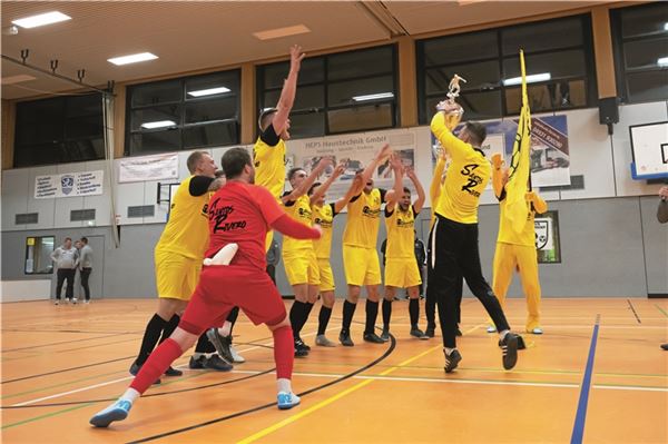 Fest in den Händen von „Santos Rivero“. Die „gelben Löwen“, besetzt mit Erstherrenspielern des SV Hage, holten den begehrten Supercup zum dritten Mal in Folge. Foto: Ute Bruns