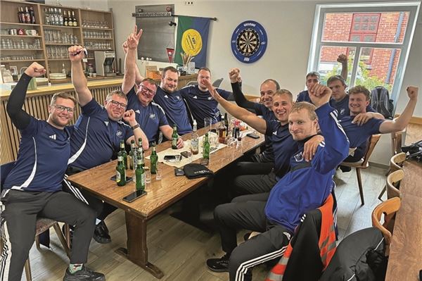 Festtagsstimmung im Vereinsheim von „Waterkant“. Die Landesliga-Boßler des KBV Theener überrumpelten den hohen Favoriten Reepsholt mit einer Spitzenleistung. Foto: Privat