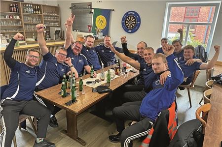 Festtagsstimmung im Vereinsheim von „Waterkant“. Die Landesliga-Boßler des KBV Theener überrumpelten den hohen Favoriten Reepsholt mit einer Spitzenleistung. Foto: Privat