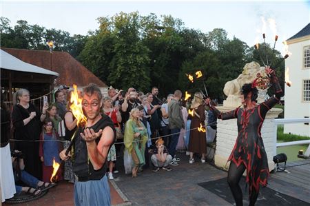 Feuerspiele begeisterten die Besucherinnen und Besucher rund um das Dornumer Wasserschloss. Fotos: Hinrich Saathoff