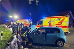 Feuerwehrleute trennten das Bordnetz des verunfallten Fahrzeugs.