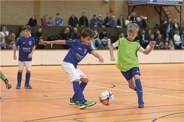 Finalisten. Das Endspiel der F-Junioren bestreiten „Turbine Kids“ und „RF Budenzauber“. Foto: Meret Ezdards-Tschinke