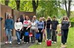 Fleißige Menschen haben Norder Mahnsteine gereinigt. Foto: Michaela Kruse