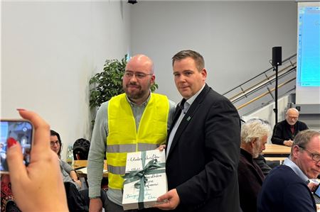 Florian Eiben (r.) nahm die Unterschriften entgegen.