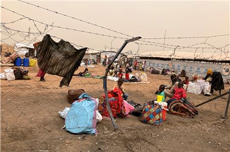 Flüchtlinge aus dem Sudan warten hinter dem Grenzübergang in den Südsudan auf die Weiterreise. Der Machtkampf im Sudan, der seit Mitte April 2023 andauert, hat die nach UN-Angaben weltweit größte Flüchtlingskrise mit mehr als zwölf Millionen Geflüchteten ausgelöst. Foto: Eva-Maria Krafczyk/dpa