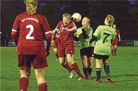 Flutlichtspiel im Polderpark. Die Fußballerinnen des SV Leybucht (rote Trikots) und der SG Wirdum/Grimersum/Visquard kämpfen in der Ostfrieslandliga um Punkte. Foto: Tebben-Willgrubs