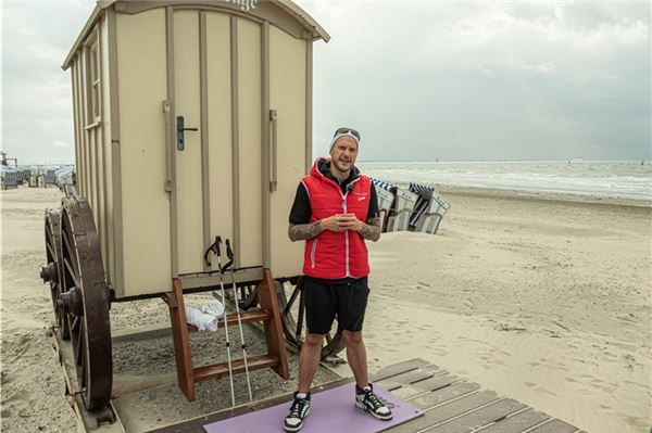 Work und Relax mit Panoramablick Freddy Kämmerer ist beim Staatsbad für den Strandsport und die Strandmassage verantwortlich. Foto: Uwe Schneider