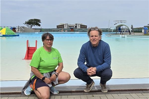 Freibadleiterin Ilona Heimer und der Geschäftsführer der Tourismus GmbH Gemeinde Dornum, Rolf Klopper, vor „ihrem“ Freibad. Foto: Silvia Cornelius