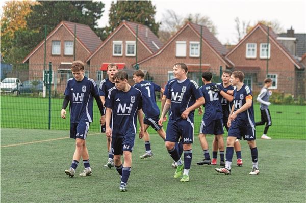 Freude über die Punkte. Die A-Jugend des SV Hage kämpft in der Bezirksliga um den Aufstieg. Foto: Johannes Müller