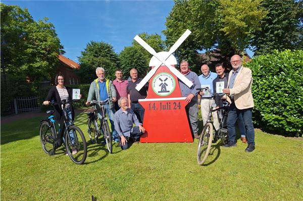 Freuen sich auf den Beginn der Mühlen-Tour (v. l.): Tanja Luitjens (Upgant-Schott), Gundolf Scheweling (Marienhafe), Hans-Werner Janssen (Südcoldinne), Gerke Hugen (Leezdorf), Karl Constant (Münkeboe), Mediengestalter Werner Arendt, Simon Willms (Touristik Südbrookmerland), Albert Janssen (Upgant-Schott), vorn Wilfried de Vries (Berumerfehn). Fotos: Eva Requardt-Schohaus