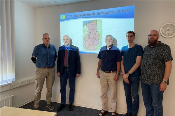 Freuen sich auf den Dorffunk in Hage: Hilko Heuer, Samtgemeindebürgermeister Erwin Sell, Bürgermeister Egon Völlkopf, Marco Lottmann und Jacob Meyn. Foto: Hauke Eilers-Buchta