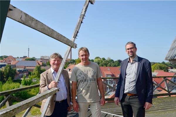 Wohnen in der Windmühle: Pläne für die Frisia-Mühle in Norden Freuen sich auf die Umsetzung des Projekts: Architekt Reinhard Schneider (v. l.), Bauherr Jens Haan und Stadtbaurat Christian Pohl. Sie stehen auf der Galerie der Mühle, die bald ein Café und drei Wohnungen beinhalten soll.Foto: Keno Klaassen