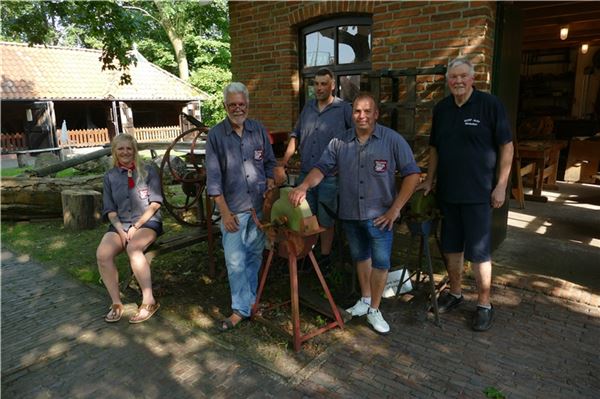 Freuen sich auf vier tolle Festtage (von rechts): Otto Klatt, Henry Thiele, Nico Albers, Hans Kleinpoppen und Martina Bruns vom Vorstand des Dörpmuseums Münkeboe. Foto: Werner Jürgens