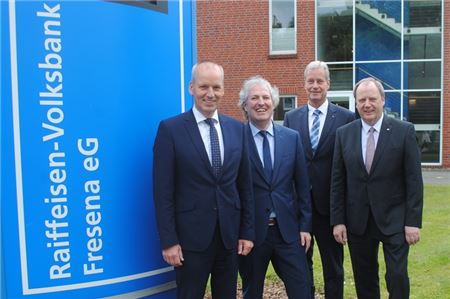 Freuen sich über die hohe Zustimmung der Mitglieder zur Fusion: die Vorstandsmitglieder der neuen gemeinsamen Bank Bernd Eschen und Ralf Everts (Raiffeisen-Volksbank Norden) sowie Jan-Siefke Dirks und Helmut Hicken (Volksbank Esens).