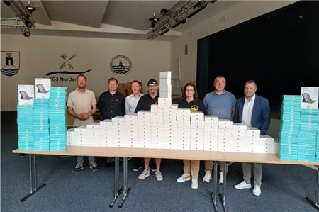 Freuen sich über die neuen Apple iPads für die KGS Norderney (v.l.n.r.): Uwe Focken (Schulassistent), Andreas Goldberg (Leiter Organisation an der KGS), Jens Harms, (Fachbereichsleiter KGS), Jens Sohny, Kim Weinzettl (beide Förderkreis), KGS-Leiter Claus Huth und Bürgermeister Frank Ulrichs. Foto: jva