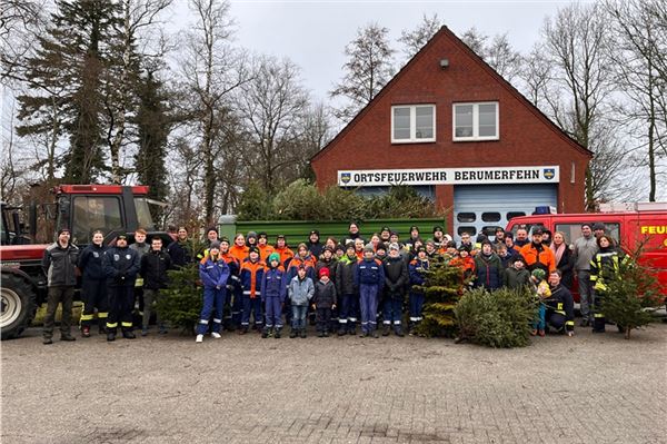 Freuten sich über zahlreiche Bäume und viele Spenden für ihre Arbeit: Die Kinder und Jugendlichen der Großheider Feuerwehren.
