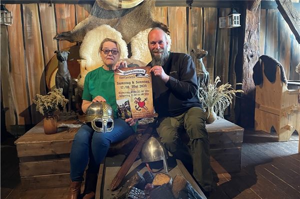 Friedel und Gerold Klaaßen freuen sich auf den ersten Mittelaltermarkt in Spetzerfehn am kommenden Wochenende. Foto: Hauke Eilers-Buchta