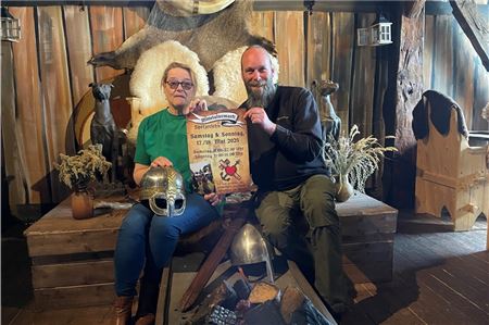 Friedel und Gerold Klaaßen freuen sich auf den ersten Mittelaltermarkt in Spetzerfehn am kommenden Wochenende. Foto: Hauke Eilers-Buchta