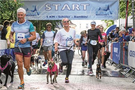 Fröhliches Duo. Zum zweiten Mal gibt es auf Norderney den Sechs-Pfoten-Lauf. Foto: König-Event
