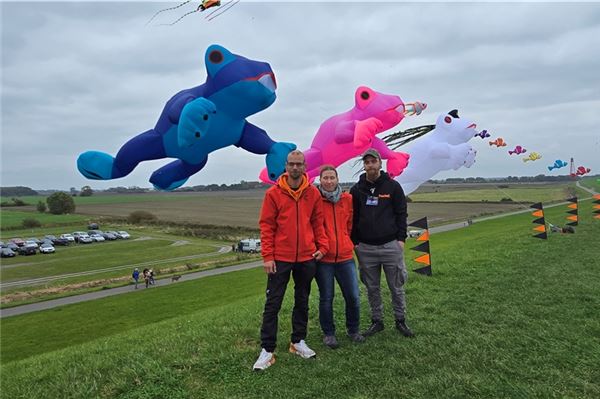 „Froschgeil“: Dominik Rinne (v. l.) Sandra Schridde und Maurice Rinne aus Hannover, hatten 14 Meter lange Frösche am Himmel.