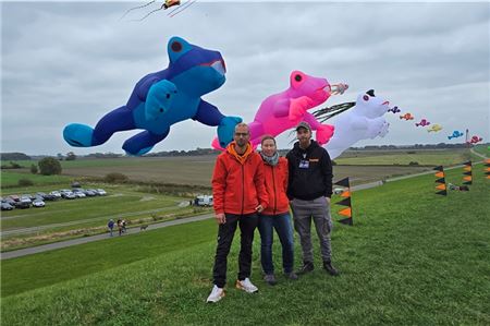 „Froschgeil“: Dominik Rinne (v. l.) Sandra Schridde und Maurice Rinne aus Hannover, hatten 14 Meter lange Frösche am Himmel.