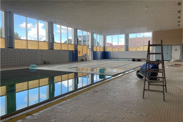 Frühestens ab Herbst, eventuell auch später soll im Störtebekerbad in Marienhafe wieder geschwommen werden können. Erneut kommt es zu Verzögerungen bei der Sanierung. Archivfoto