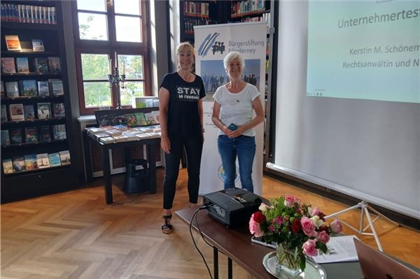 Führten durch den informativen Abend zum Thema Unternehmensnachfolge: Rechtsanwältin und Notarin Kerstin Schönemann und Karin Rass von der Bürgerstiftung Norderney. Foto: Jörg Valentin