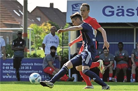 Führung für den SV Hage. Mit einem Sonntagsschuss aus 30 Metern besorgte Mirko de Vries das 1:0. Foto: Ute Bruns