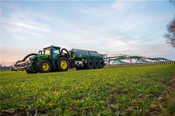 Für das Ausbringen von Gülle gelten genaue Regeln. Ab Sonnabend können Landwirte diese Art der Düngung wieder anwenden. Foto: dpa