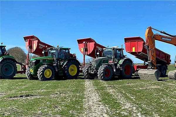 Umzug mit Maschinen, Team und Plänen Für das große Paket an Dienstleistungen wird auch ein entsprechender Fuhrpark benötigt.