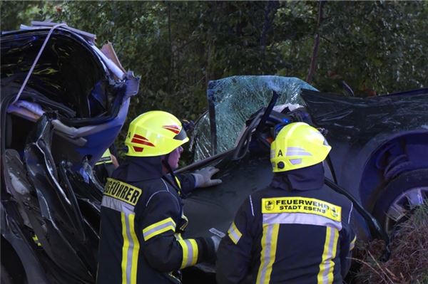 Junge Frau kommt bei Verkehrsunfall in Dunum ums Leben Für die junge Fahrerin kam jede Hilfe zu spät. Foto: Nonstopnews