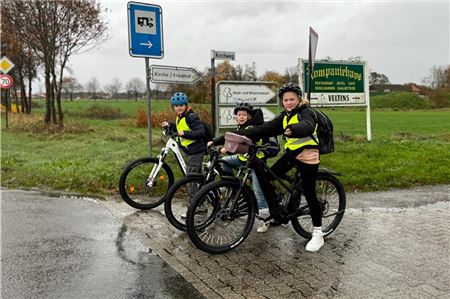 Für die Schülerinnen und Schüler der Waldschule in Berumerfehn ist es gefährlich, allein den Schulweg zu bestreiten. Denn auf der Straße Schulweg fahren die Autos mit hohen Geschwindigkeiten. Fotos: privat