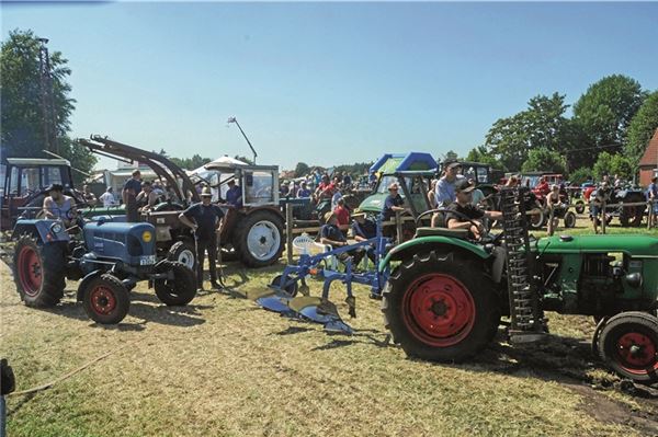 Für große und kleine Besucher gibt es wieder viel zu sehen beim Oldtimer-Trecker-Treffen in Rechtsupweg. Archivfotos: Hinrich Saathoff