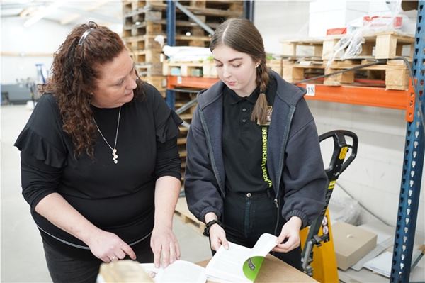 Große Gewerbeschau mit Jobchancen Für Kinder gibt es bei der Buchwerkstatt Hage ein besonderes Highlight: Es werden kleine Malhefte produziert, die sie kreativ gestalten und mit nach Hause nehmen dürfen.
