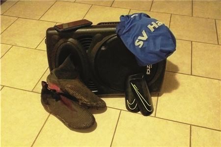 Fußballschuhe, Trikot und mobile Anlage als Einheit. Per Handy und Bluetooth dröhnt vor und nach Spielen Musik von Rock über Techno bis hin zu Schlager aus den Kabinen. Foto: M. Prigge