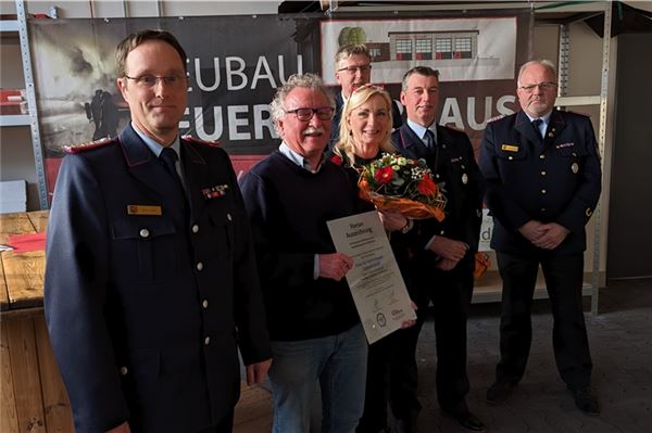 Gabriele Lönne und ihr Mann erhalten die Florian Auszeichnung des Feuerwehrberbands Aurich