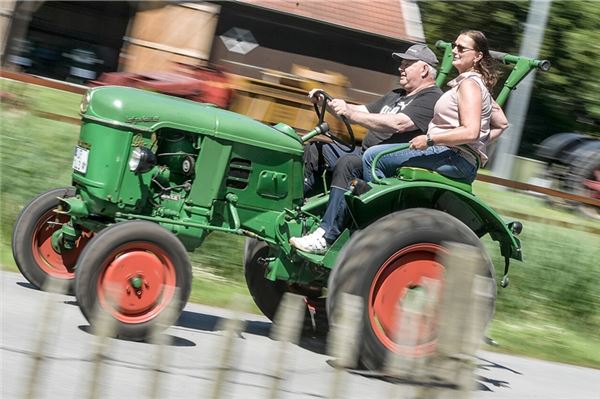 Gäste des Ostfriesischen Landwirtschaftsmuseums können jetzt den grünen Oldtimer-Traktor ausleihen. Foto: Klaus Ortgies: