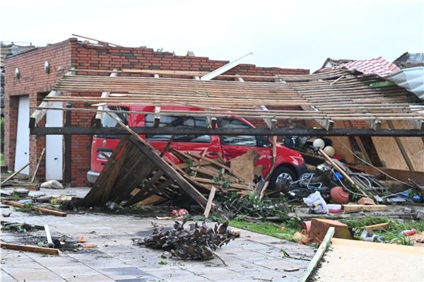 Ganze Dächer wurden fortgeweht. Herumfliegende Teile beschädigten Fahrzeuge und andere Gebäude.